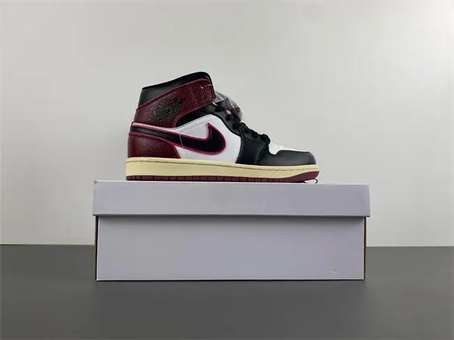 AIR JORDAN 1 MID  DCB733