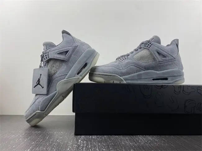 Jordan 4 Retro Kaws 