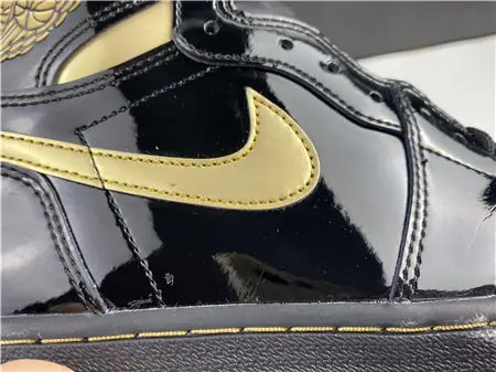 Jordan1 Retro Black Metallic Gold 