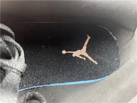 Jordan1 Retro Black Gold Patent 