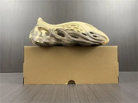 ADIDAS YEEZY Foam RNNR MX Cream Clay 