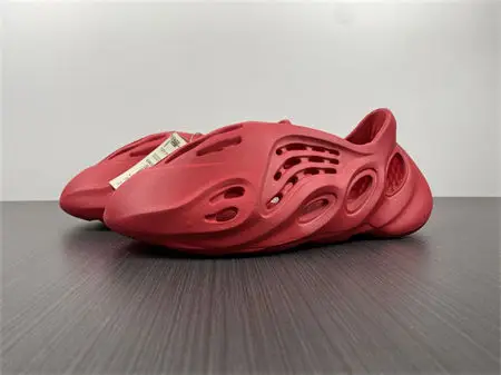 ADIDAS YEEZY Foam RNNR Vermillion 