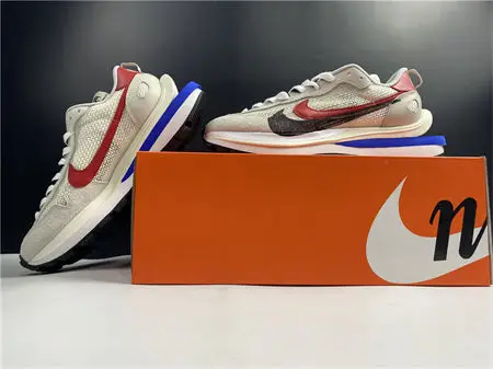 Nike Vaporwaffle sacai Sport Fuchsia Game Royal 
