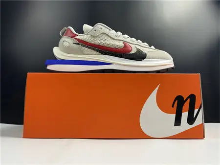 Nike Vaporwaffle sacai Sport Fuchsia Game Royal 