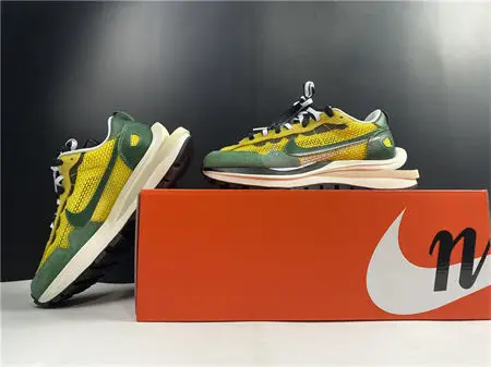 Nike Vaporwaffle sacai Tour Yellow Stadium 