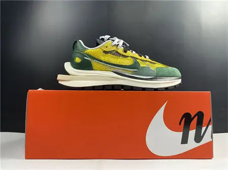 Nike Vaporwaffle sacai Tour Yellow Stadium 