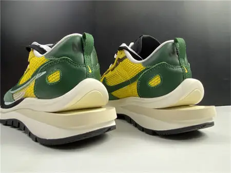 Nike Vaporwaffle sacai Tour Yellow Stadium 