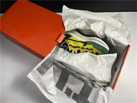 Nike Vaporwaffle sacai Tour Yellow Stadium 