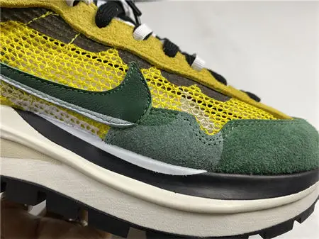 Nike Vaporwaffle sacai Tour Yellow Stadium 