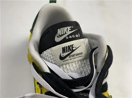 Nike Vaporwaffle sacai Tour Yellow Stadium 