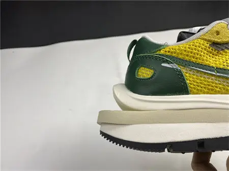Nike Vaporwaffle sacai Tour Yellow Stadium 