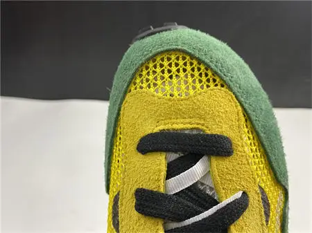 Nike Vaporwaffle sacai Tour Yellow Stadium 