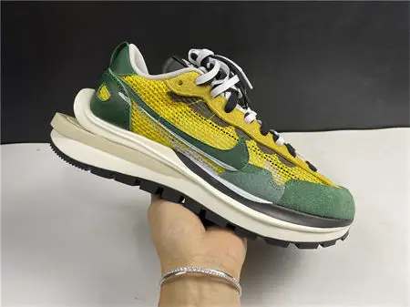 Nike Vaporwaffle sacai Tour Yellow Stadium 