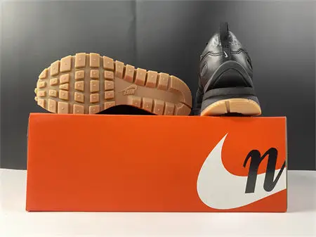 Nike Vaporwaffle sacai Black Gum 