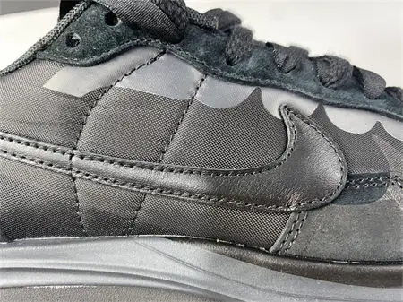 Nike Vaporwaffle sacai Black Gum 