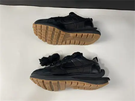 Nike Vaporwaffle sacai Black Gum 